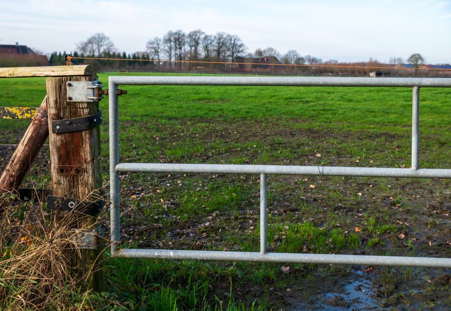 Welded pipe ranch entrance with a header and a tube gate hung on a braced hinge post